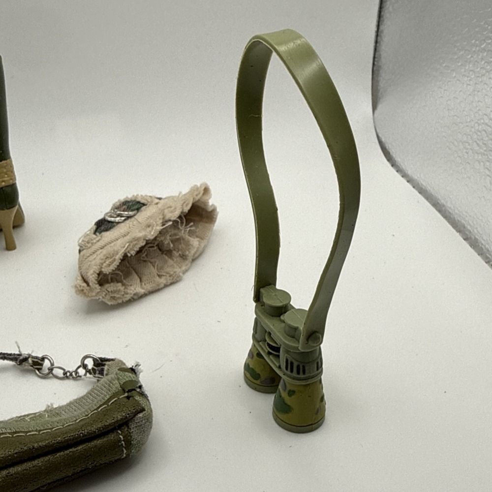 Bratz Wild Life Safari Cloe 2004 Replacement Shoes Purse Skirt & Binoculars - Picture 14 of 15